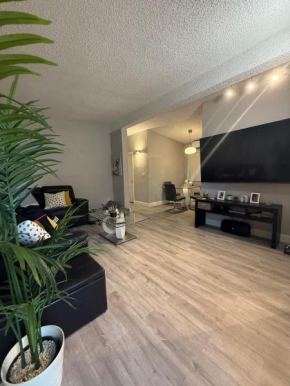 Charming 2-Bedroom Home with Wifi Patio & BBQ